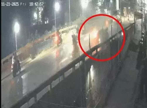 फ्लाईओवर पर बेकाबू कार ने कई गाड़ियां ठोकी- चार की मौत- तीन घायल