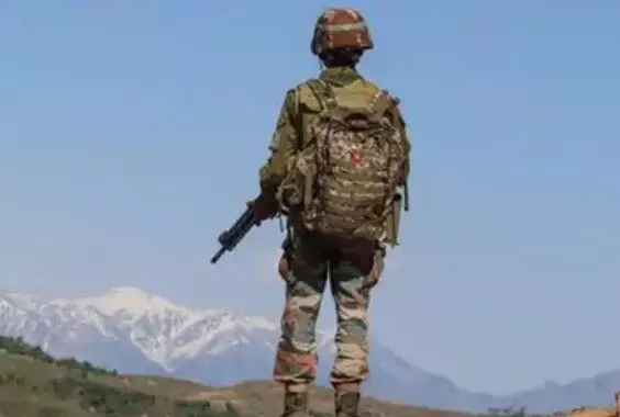 सर्च ऑपरेशन टीम को लीड कर रहे कमीशंड ऑफिसर खड़ी ढलान से...