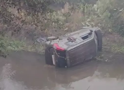 पुल की रेलिंग तोड़कर हवा में उडी कार नाले में समाई- एक युवक की मौत