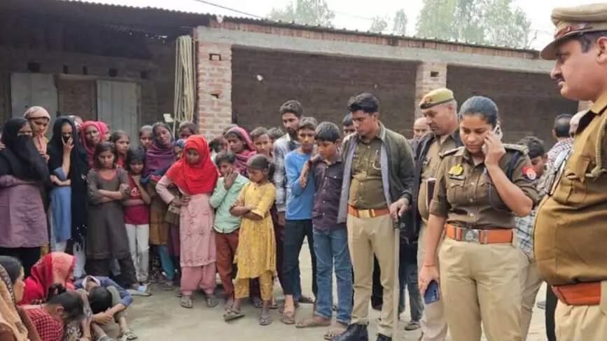 गोली मारकर पत्नी की हत्या- पड़ोसी की छत पर चढ़ा पति लहरा रहा तमंचा