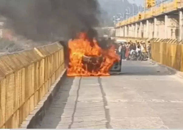 हथिनीकुंड बैराज पर चलती कर बनी आग का गोला- मौके पर फायर ब्रिगेड..