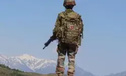 सर्च ऑपरेशन टीम को लीड कर रहे कमीशंड ऑफिसर खड़ी ढलान से...