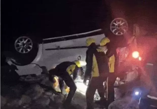 खाई में गिरी कार-अंधेरे में SDRF ने एक को बचाया-3 टीचरों की मौत