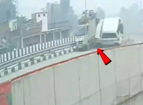 रोहित शेट्टी अंदाज में पांच मर्तबा हाईवे पर पलटी बोलेरो-सीधी होते रोहित शेट्टी अंदाज में पांच मर्तबा हाईवे पर पलटी बोलेरो-सीधी होते