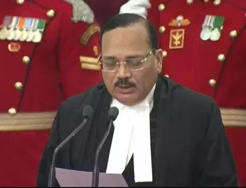 CJI की शपथ ग्रहण कर जस्टिस सूर्यकांत ने छुएं माता पिता के पैर CJI की शपथ ग्रहण कर जस्टिस सूर्यकांत ने छुएं माता पिता के पैर