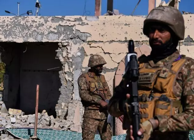 अर्ध सैनिक बल के पेशावर मुख्यालय पर धमाके-आत्मघाती हमले में..