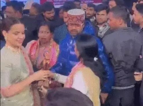 BJP सांसद के कार्यक्रम में भीड़ बेकाबू-धक्का मुक्की होते ही फुर्र हुई एक्ट्रेस