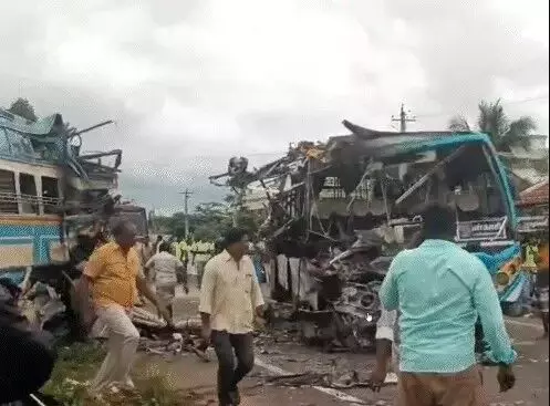 आमने सामने की टक्कर के बाद बसों के उड़े परखच्चे-6 यात्रियों की मौत