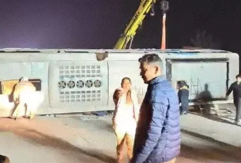 एक्सप्रेस वे पर पलटी स्लीपर बस- शीशे तोड़कर निकले पैसेंजर एक्सप्रेस वे पर पलटी स्लीपर बस- शीशे तोड़कर निकले पैसेंजर