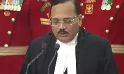 CJI की शपथ ग्रहण कर जस्टिस सूर्यकांत ने छुएं माता पिता के पैर CJI की शपथ ग्रहण कर जस्टिस सूर्यकांत ने छुएं माता पिता के पैर