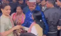 BJP सांसद के कार्यक्रम में भीड़ बेकाबू-धक्का मुक्की होते ही फुर्र हुई एक्ट्रेस