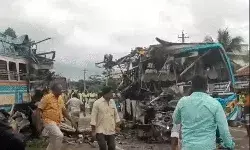 आमने सामने की टक्कर के बाद बसों के उड़े परखच्चे-6 यात्रियों की मौत आमने सामने की टक्कर के बाद बसों के उड़े परखच्चे-6 यात्रियों की मौत