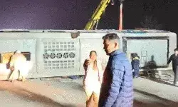 एक्सप्रेस वे पर पलटी स्लीपर बस- शीशे तोड़कर निकले पैसेंजर एक्सप्रेस वे पर पलटी स्लीपर बस- शीशे तोड़कर निकले पैसेंजर