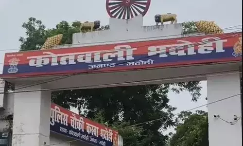 युवक ने एक्सप्रेस ट्रेन के सामने लगाई छलांग-स्टेशन के पूर्वी छोर पर... युवक ने एक्सप्रेस ट्रेन के सामने लगाई छलांग-स्टेशन के पूर्वी छोर पर...