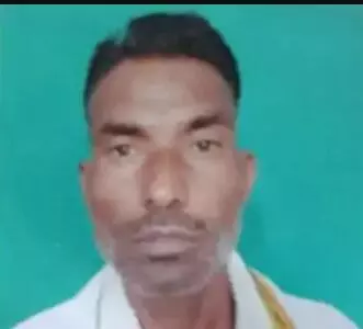 सड़क किनारे खड़े डंपर से टकराये डंपर चालक की मौत- केबिन में फंसी लाश