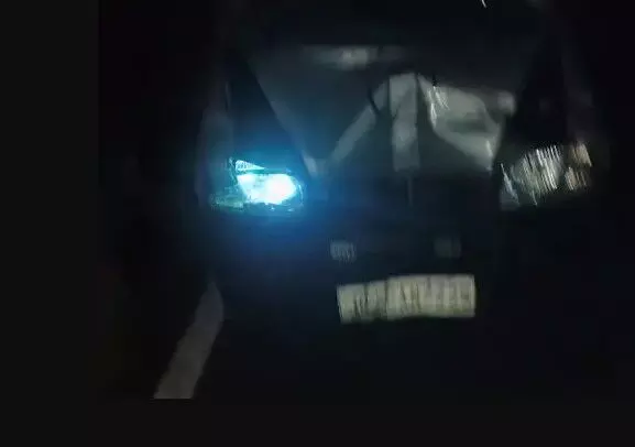 ओवरलोड गन्ना लदे ट्रक से टकराई कार- ड्राइवर की हालत गंभीर