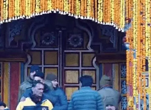 पूजा अर्चना और जय घोष के बीच बद्रीनाथ धाम के कपाट बंद- सेना के बैण्ड..