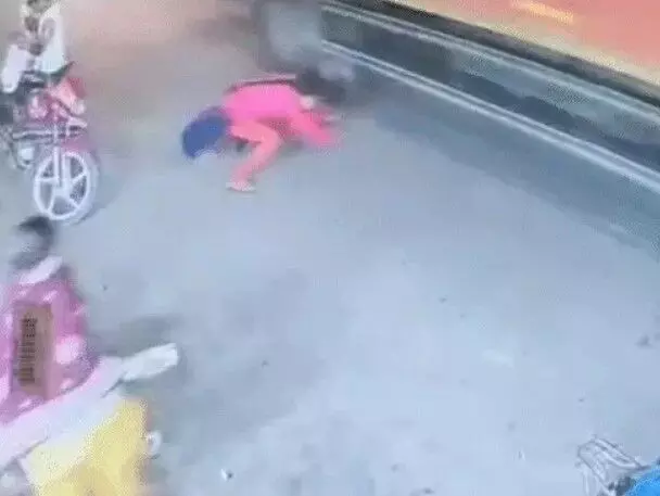 समोसा खाते खाते युवती ने ट्रक के नीचे लगाई छलांग-जीजा व बहन के साथ..