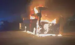 सड़क पर चलती बस में लगी भयंकर आग- गाड़ी में सवार थे 45 यात्री सड़क पर चलती बस में लगी भयंकर आग- गाड़ी में सवार थे 45 यात्री