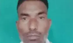 सड़क किनारे खड़े डंपर से टकराये डंपर चालक की मौत- केबिन में फंसी लाश