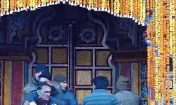 पूजा अर्चना और जय घोष के बीच बद्रीनाथ धाम के कपाट बंद- सेना के बैण्ड.. पूजा अर्चना और जय घोष के बीच बद्रीनाथ धाम के कपाट बंद- सेना के बैण्ड..