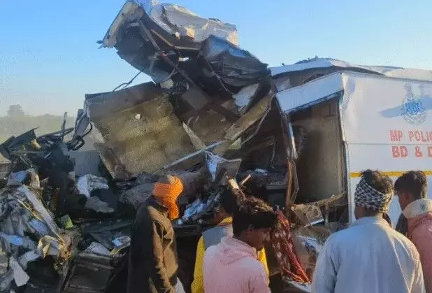 पुलिस वैन की कंटेनर से भिड़ंत- 4 जवानों की मौत- गाड़ी काटकर निकाले शव पुलिस वैन की कंटेनर से भिड़ंत- 4 जवानों की मौत- गाड़ी काटकर निकाले शव