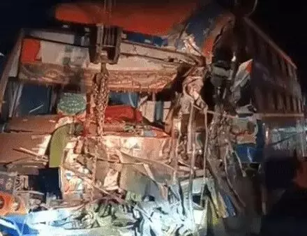 ट्रक की टक्कर से स्लीपर बस के उड़े परखच्चे-धमाके में चार की मौत ट्रक की टक्कर से स्लीपर बस के उड़े परखच्चे-धमाके में चार की मौत