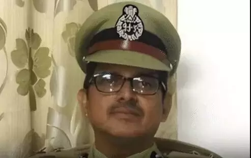 ट्रेन में चढ़ी पुलिस ने पूर्व आईजी को उठाया-सादे कपड़ों में ट्रेन में