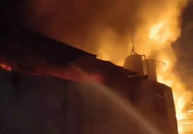 रबड गोदाम में लगी भयंकर आग-लपटों से लाल हुआ आसमान