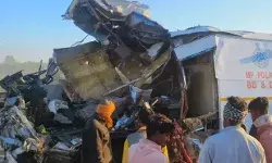 पुलिस वैन की कंटेनर से भिड़ंत- 4 जवानों की मौत- गाड़ी काटकर निकाले शव पुलिस वैन की कंटेनर से भिड़ंत- 4 जवानों की मौत- गाड़ी काटकर निकाले शव