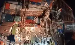 ट्रक की टक्कर से स्लीपर बस के उड़े परखच्चे-धमाके में चार की मौत