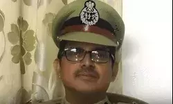 ट्रेन में चढ़ी पुलिस ने पूर्व आईजी को उठाया-सादे कपड़ों में ट्रेन में ट्रेन में चढ़ी पुलिस ने पूर्व आईजी को उठाया-सादे कपड़ों में ट्रेन में