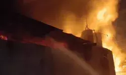 रबड गोदाम में लगी भयंकर आग-लपटों से लाल हुआ आसमान रबड गोदाम में लगी भयंकर आग-लपटों से लाल हुआ आसमान