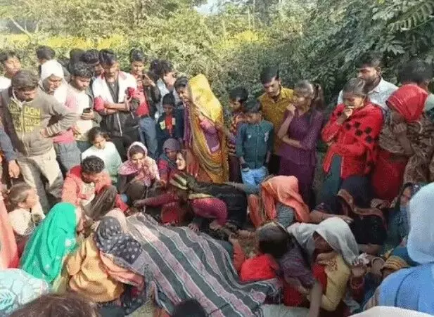 तेज रफ्तार DCM ने ली भाई के साथ दो बहनों की जान- कई मीटर तक.. तेज रफ्तार DCM ने ली भाई के साथ दो बहनों की जान- कई मीटर तक..