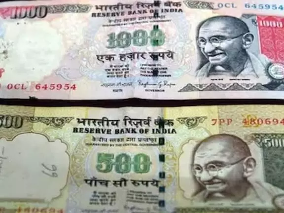 कई बैग में भरे मिले 500 एवं 1000 के पुराने नोट- चार गिरफ्तार कई बैग में भरे मिले 500 एवं 1000 के पुराने नोट- चार गिरफ्तार