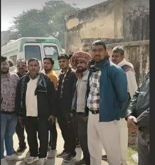 टायर फटने के बाद बेकाबू हुआ ट्रक टैंकर से भिड़ा- ड्राइवर की मौत टायर फटने के बाद बेकाबू हुआ ट्रक टैंकर से भिड़ा- ड्राइवर की मौत