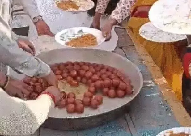 सामूहिक विवाह में रसगुल्लों की लूट- मिठाई खाने को मची आपाधापी सामूहिक विवाह में रसगुल्लों की लूट- मिठाई खाने को मची आपाधापी