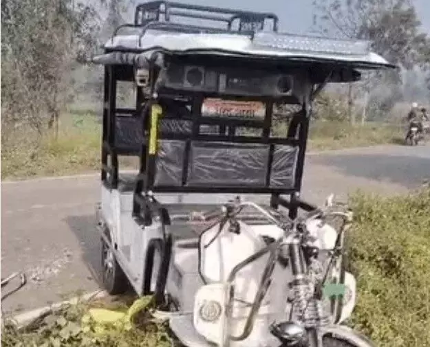 शादी से पहले दूल्हे की दर्दनाक मौत: ट्रैक्टर-ट्राली में घुसी रिक्शा शादी से पहले दूल्हे की दर्दनाक मौत: ट्रैक्टर-ट्राली में घुसी रिक्शा