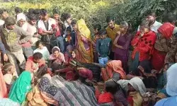 तेज रफ्तार DCM ने ली भाई के साथ दो बहनों की जान- कई मीटर तक.. तेज रफ्तार DCM ने ली भाई के साथ दो बहनों की जान- कई मीटर तक..