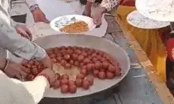 सामूहिक विवाह में रसगुल्लों की लूट- मिठाई खाने को मची आपाधापी सामूहिक विवाह में रसगुल्लों की लूट- मिठाई खाने को मची आपाधापी