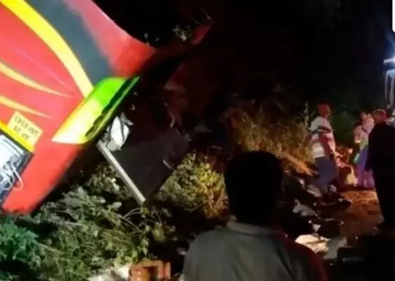 मंदिर दर्शन को जा रहे श्रद्धालुओं से भरी बस खाई में गिरी-अनेक की मौत मंदिर दर्शन को जा रहे श्रद्धालुओं से भरी बस खाई में गिरी-अनेक की मौत