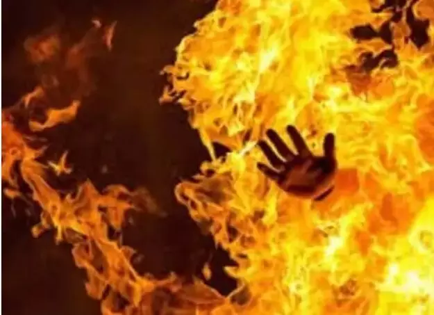 मोमबत्ती ने मचाया कोहराम-मकान में लगी आग में जिंदा जली बच्ची मोमबत्ती ने मचाया कोहराम-मकान में लगी आग में जिंदा जली बच्ची