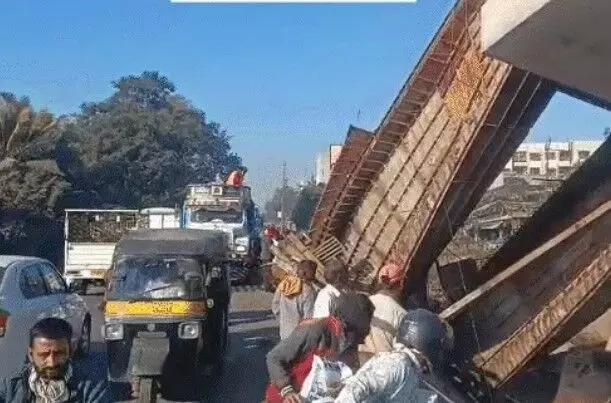 भरभराकर गिरा निर्माणाधीन पुल-मलबे में दबे अनेक मजदूर- रेस्क्यू शुरू भरभराकर गिरा निर्माणाधीन पुल-मलबे में दबे अनेक मजदूर- रेस्क्यू शुरू