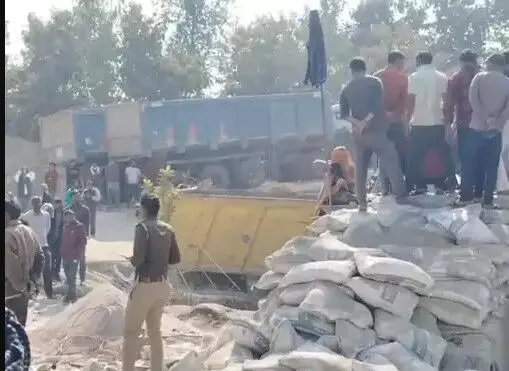 बोरी पलटते समय सीमेंट मिक्सर मशीन में गिरा मजदूर कई टुकड़ों में कटा