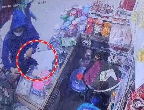 बिछिया खरीदने पहुंची मास्क गर्ल ले उड़ी दुकानदार का मोबाइल बिछिया खरीदने पहुंची मास्क गर्ल ले उड़ी दुकानदार का मोबाइल