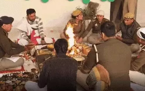 दंगाइयों के पत्थरों से बनी पुलिस चौकी का उद्घाटन- मुस्लिम बच्ची ने रखी थी..