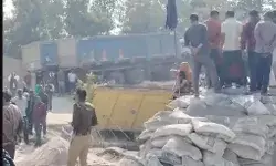 बोरी पलटते समय सीमेंट मिक्सर मशीन में गिरा मजदूर कई टुकड़ों में कटा बोरी पलटते समय सीमेंट मिक्सर मशीन में गिरा मजदूर कई टुकड़ों में कटा