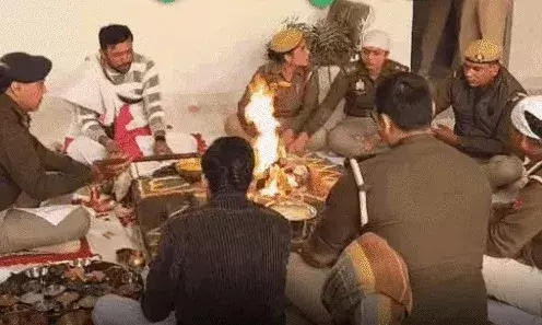 दंगाइयों के पत्थरों से बनी पुलिस चौकी का उद्घाटन- मुस्लिम बच्ची ने रखी थी.. दंगाइयों के पत्थरों से बनी पुलिस चौकी का उद्घाटन- मुस्लिम बच्ची ने रखी थी..