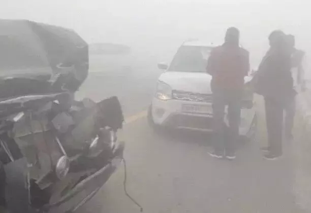 एक्सप्रेस वे पर वैगन आर से भिडी स्कॉर्पियो-महिला का फटा सिर एक्सप्रेस वे पर वैगन आर से भिडी स्कॉर्पियो-महिला का फटा सिर