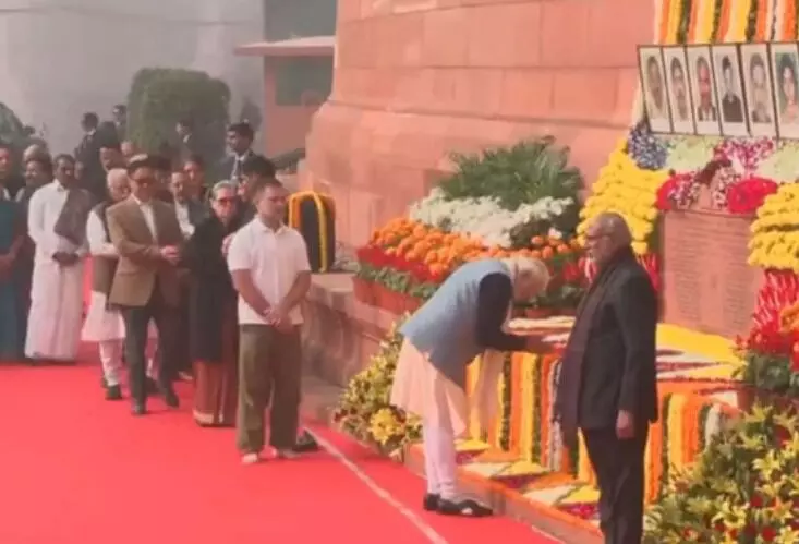 संसद हमले की बरसी पर PM व राहुल समेत कई ने दी शहीदों को श्रद्धांजलि संसद हमले की बरसी पर PM व राहुल समेत कई ने दी शहीदों को श्रद्धांजलि